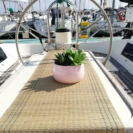 Amber Moon - Boat & Breakfast *
