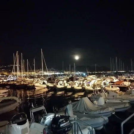 Amber Moon - Boat & Breakfast Botel *